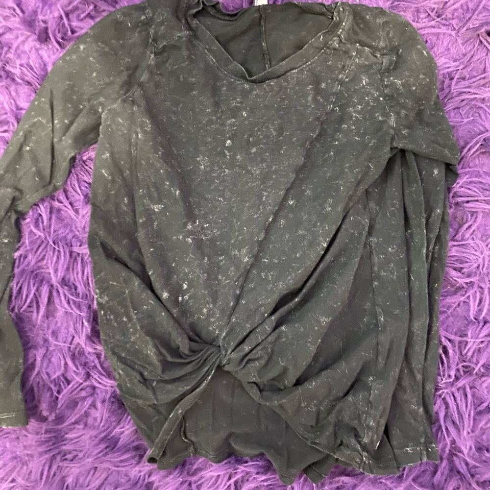 Gray knotted T-shirt.